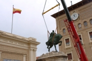 Γερανός απομακρύνει το άγαλμα του Φρανθίσκο Φράνκο από την κεντρική πύλη της Στρατιωτικής Ακαδημίας στη Σαραγόσα της Ισπανίας, 24 Αυγούστου 2006. © ΑΠΕ-ΜΠΕ / INAKI GOMEZ 