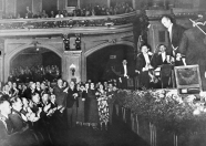 Ο Βίλελμ Φουρτβένγκλερ χειροκροτείται μετά από μια συναυλία της Φιλαρμονικής του Βερολίνου. Στην πρώτη σειρά από αριστερά διακρίνονται οι Χέρμαν Γκέρινγκ, Αδόλφος Χίτλερ και Γιόζεφ Γκέμπελς. © Bettmann / Getty Images / Ideal Image
