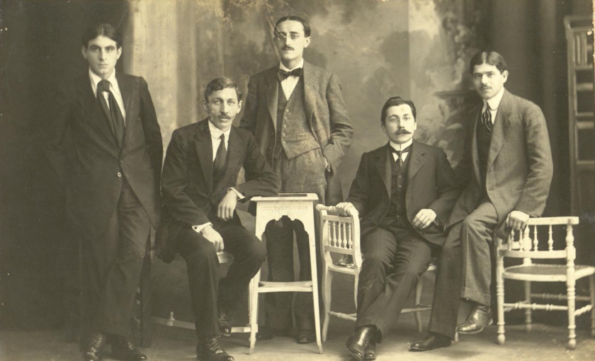 Έ&nu;&alpha;&sigmaf; &omicron;&lambda;ό&kappa;&lambda;&eta;&rho;&omicron;&sigmaf; &kappa;ό&sigma;&mu;&omicron;&sigmaf;