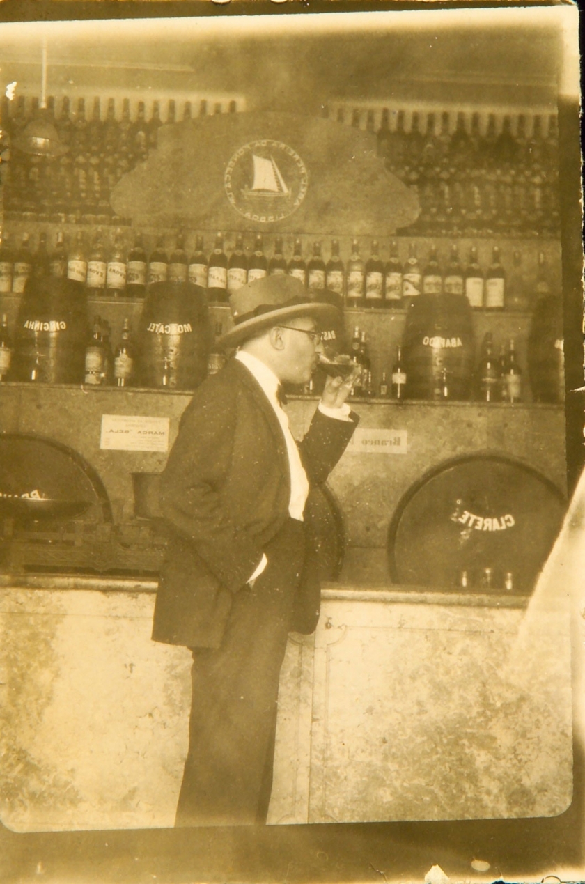 &Eta; &epsilon;&pi;&omicron;&pi;&omicron;&iota;ί&alpha; &kappa;&alpha;&iota; &tau;&omicron; &theta;έ&alpha;&tau;&rho;&omicron; &mu;&iota;&alpha;&sigmaf; &sigma;&upsilon;&nu;&epsilon;ί&delta;&eta;&sigma;&eta;&sigmaf;