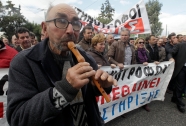 Κτηνοτρόφοι πραγματοποιούν πορεία προς το Υπουργείο Αγροτικής Ανάπτυξης, 25 Νοεμβρίου 2014. Νωρίτερα είχαν συγκεντρωθεί έξω από τα γραφεία του ΟΠΕΚΕΠΕ. © ΑΠΕ-ΜΠΕ / Ορέστης Παναγιώτου 